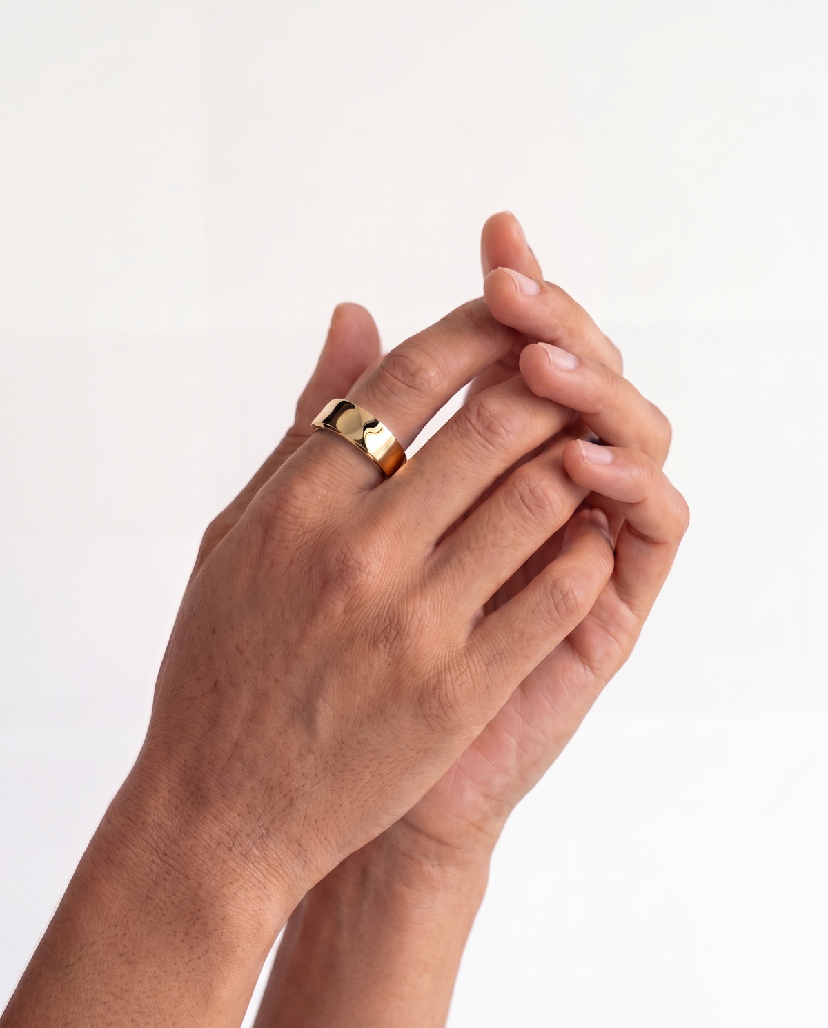 Halo Ring 4 smart ring, lifestyle photo 2 - Gold
