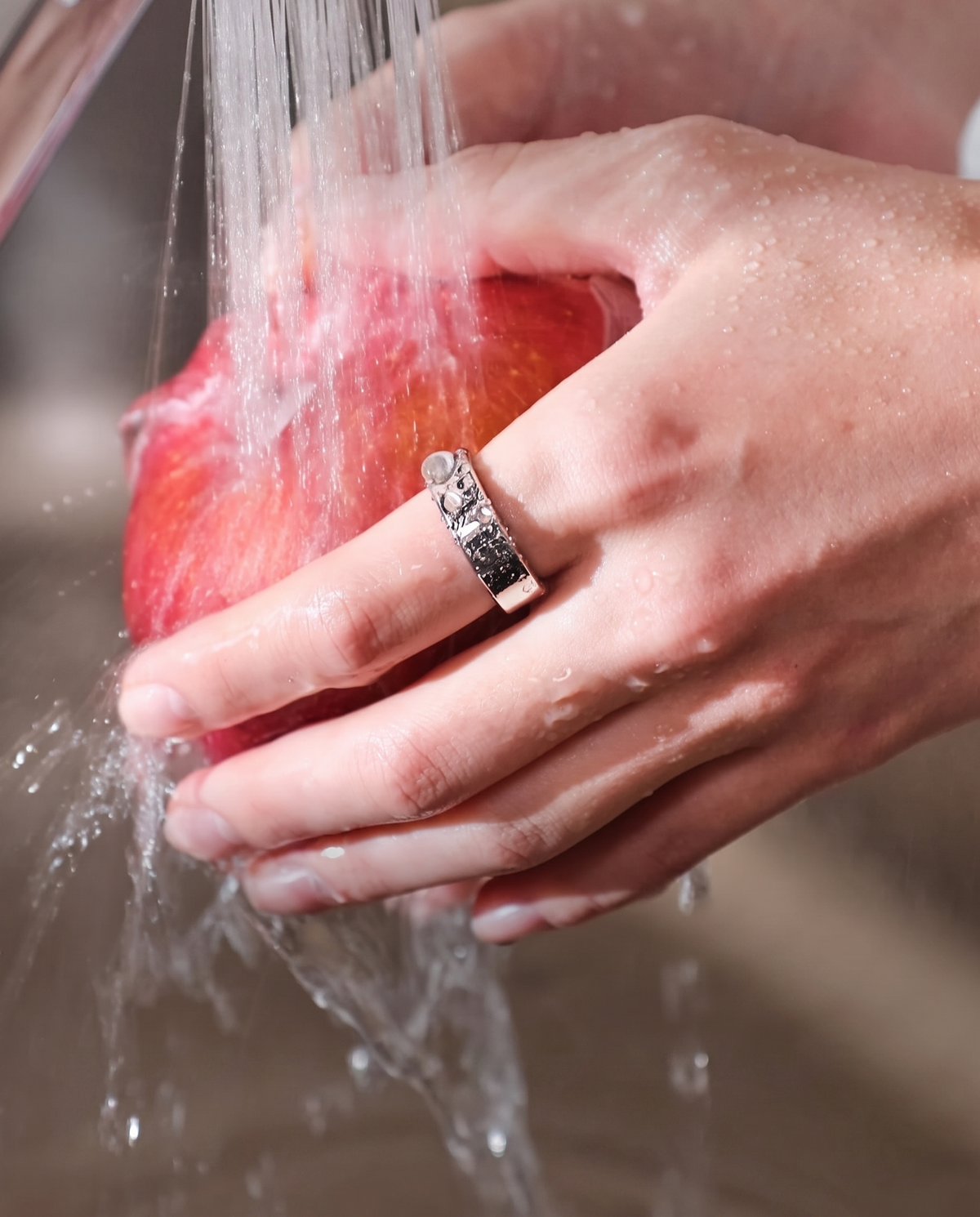 Halo Ring 4 smart ring, lifestyle photo 3 - Silver