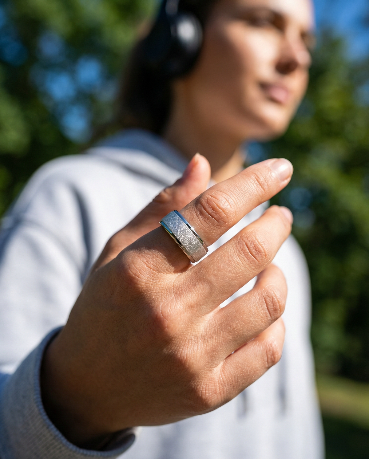 Halo Ring 4 smart ring, lifestyle photo - Frosted Silver