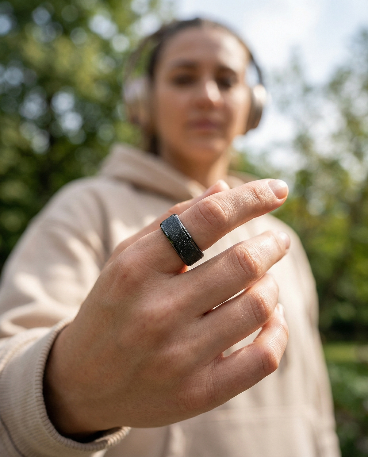 Halo Ring 4 smart ring, lifestyle photo - Frosted Black