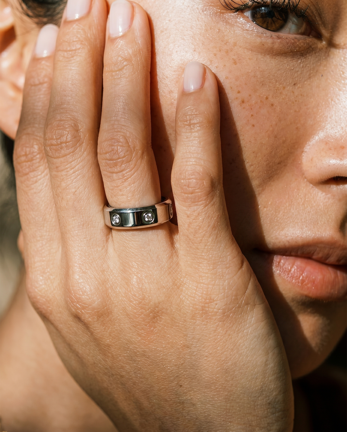 Halo Ring 4 smart ring, lifestyle photo 3 - Celestial Silver