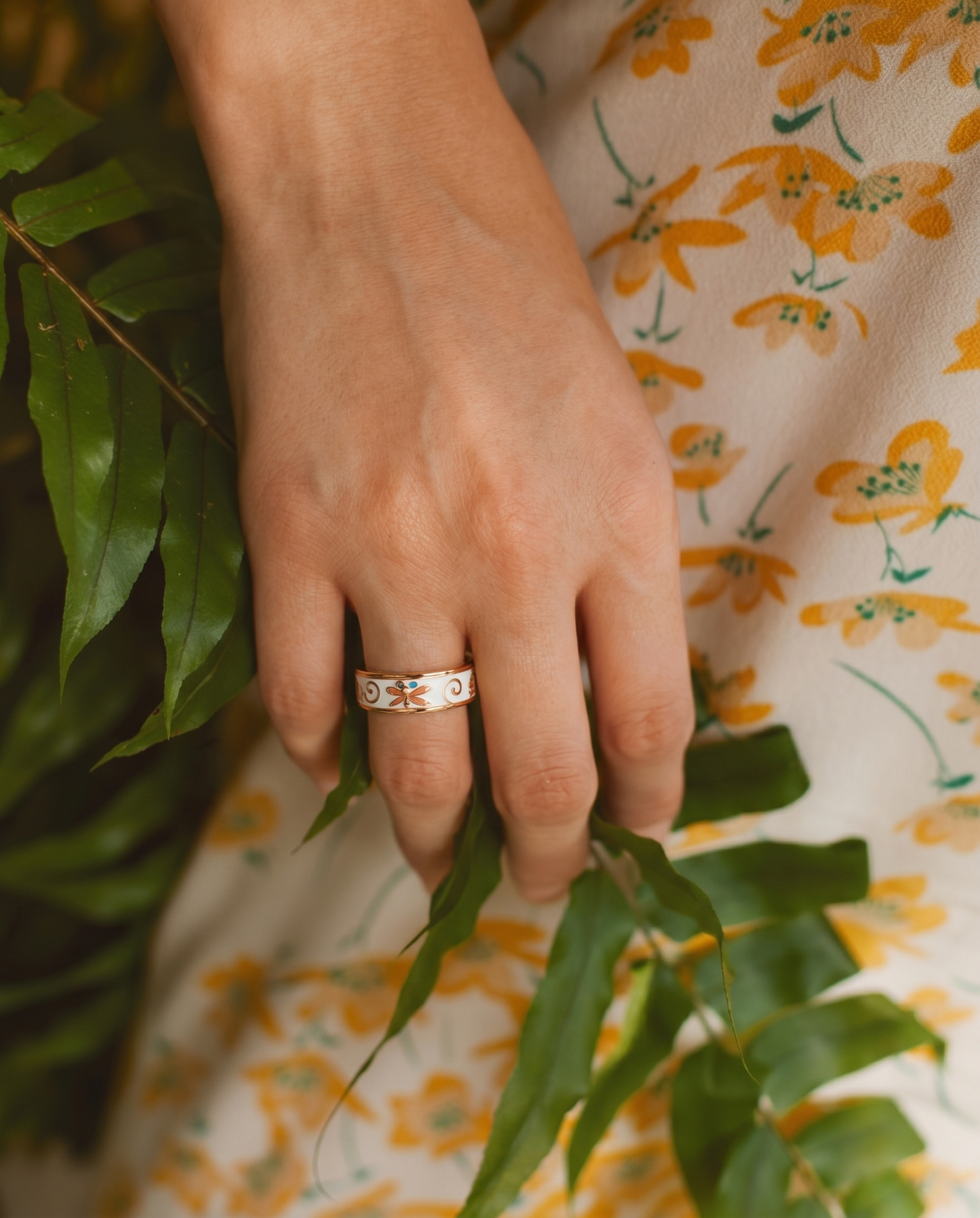 Halo Ring 4 smart ring, lifestyle photo 2 - Flora