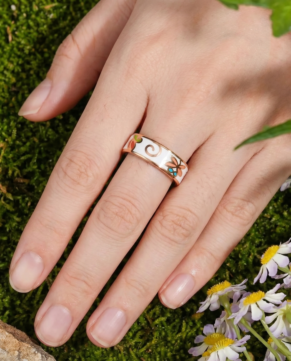 Halo Ring 4 smart ring, lifestyle photo 3 - Flora