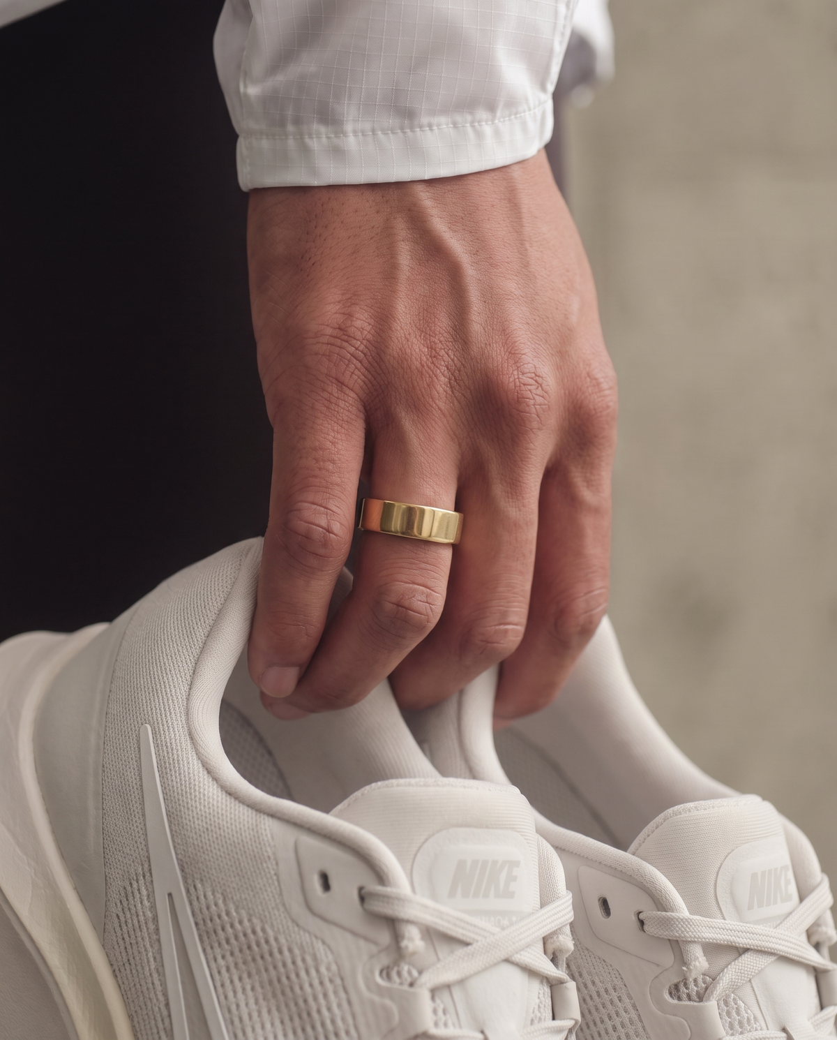 Halo Ring 4 smart ring, lifestyle photo 1 - Gold