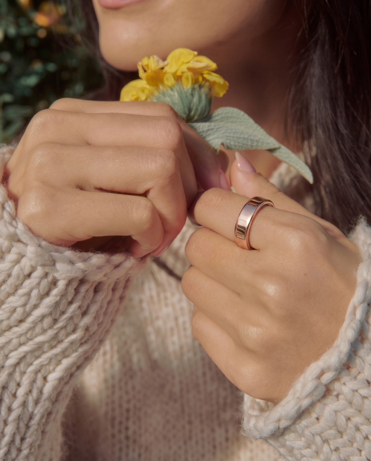 Halo Ring 4 smart ring, lifestyle photo 2 - Rose Gold