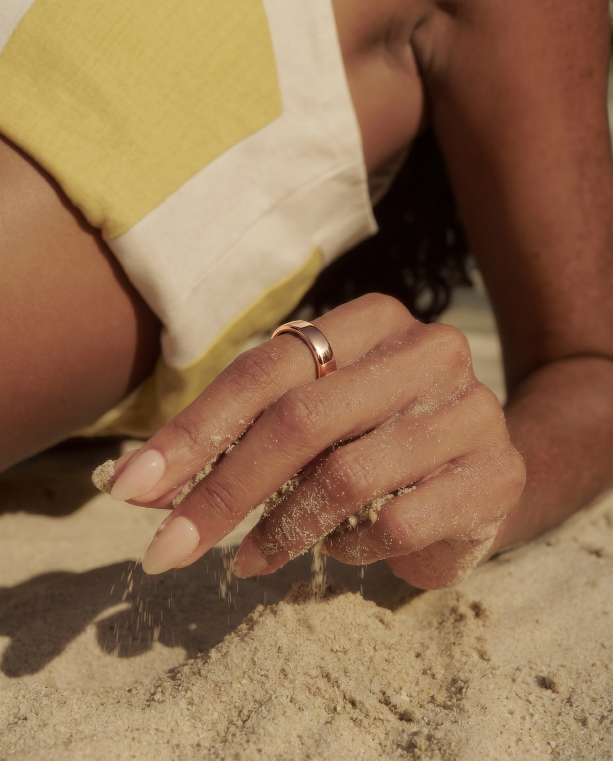 Halo Ring 4 smart ring, lifestyle photo 3 - Rose Gold