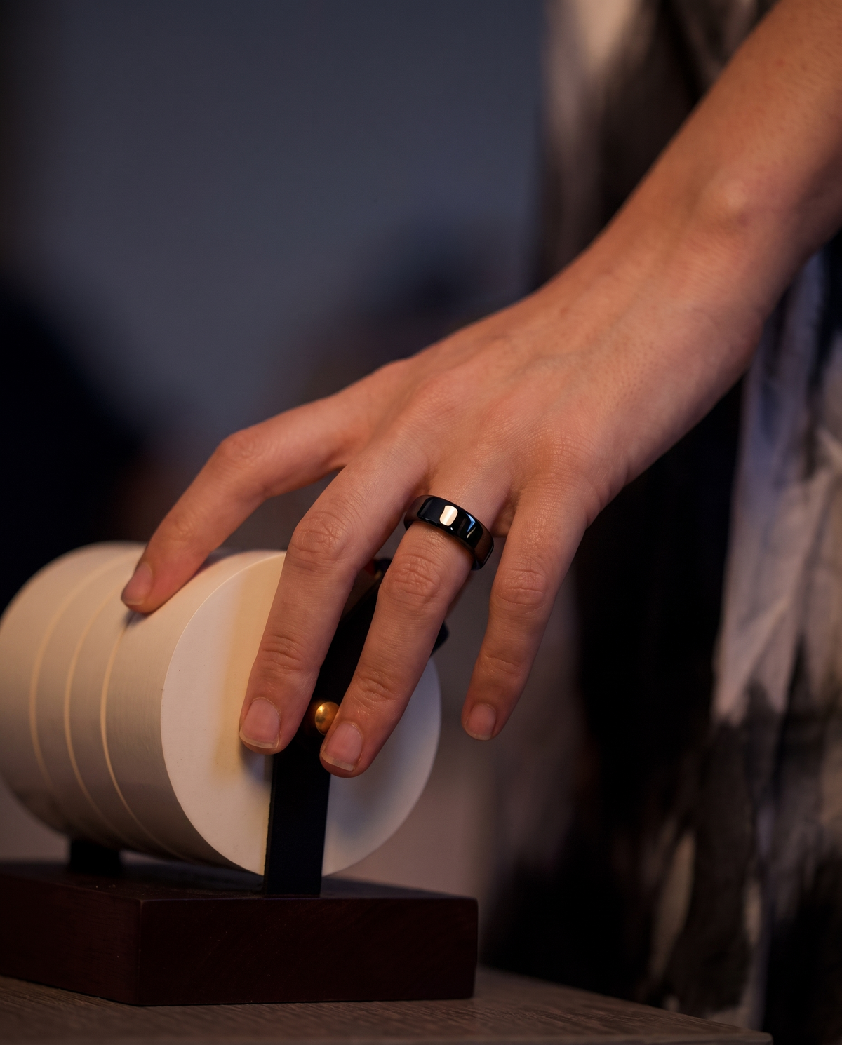 Halo Ring 4 smart ring, lifestyle photo 3 - Black