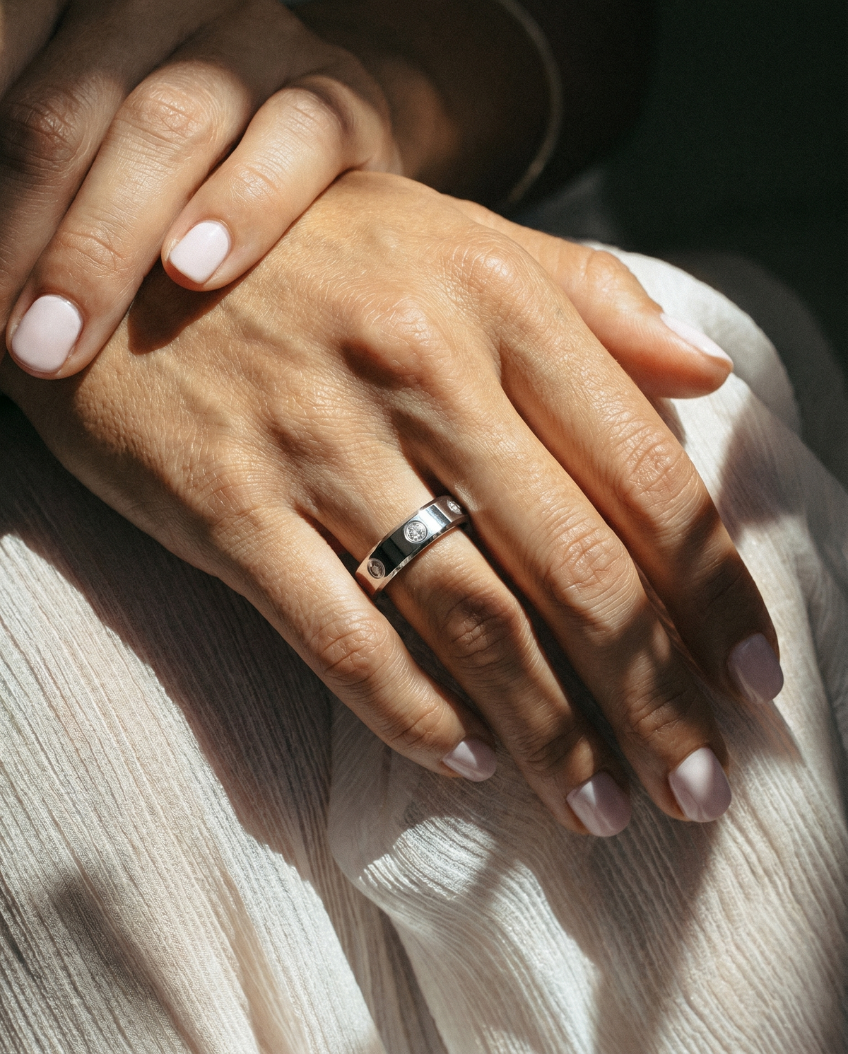 Halo Ring 4 smart ring, lifestyle photo 2 - Celestial Silver