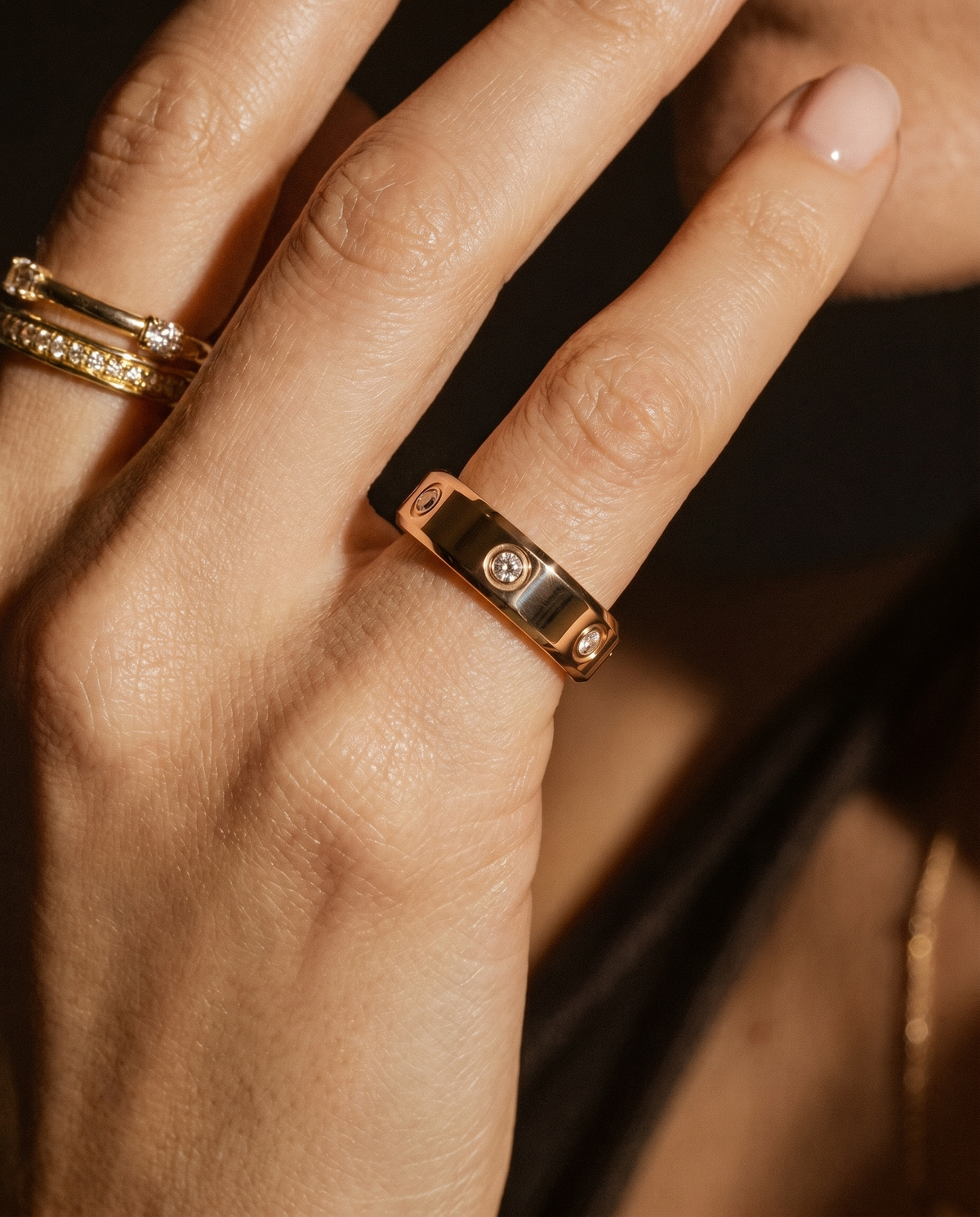 Halo Ring 4 smart ring, lifestyle photo 2 - Celestial Rose Gold