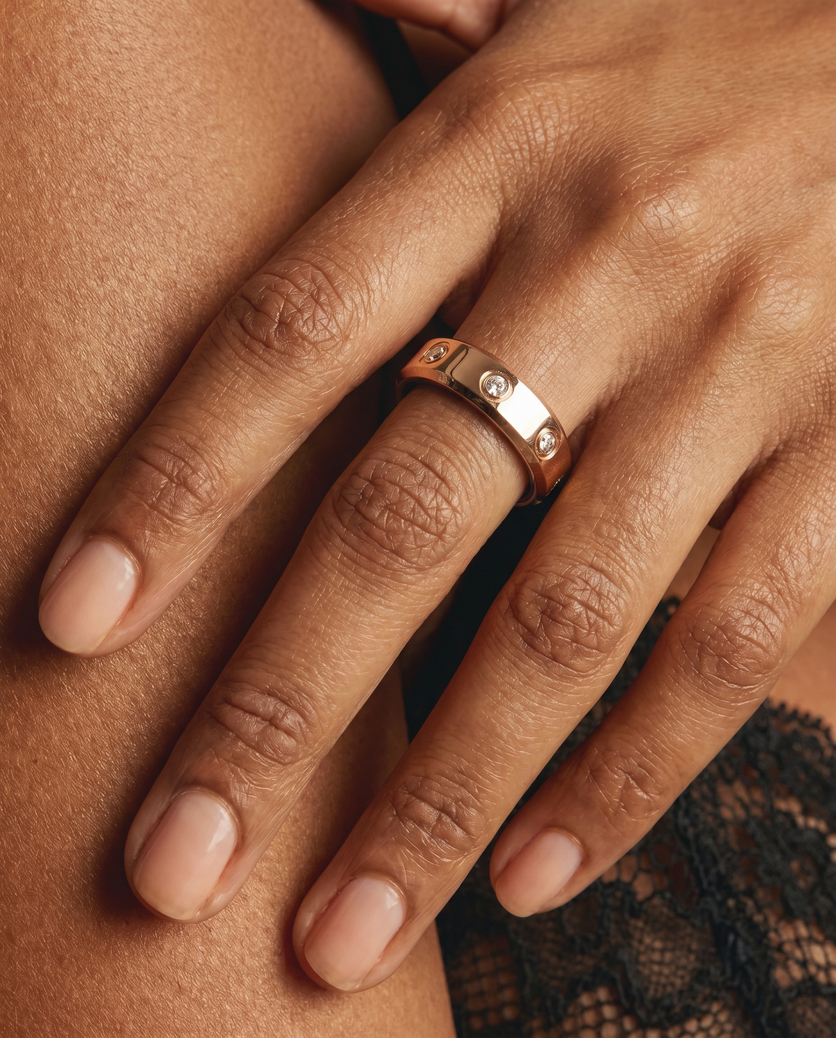 Halo Ring 4 smart ring, lifestyle photo 3 - Celestial Rose Gold