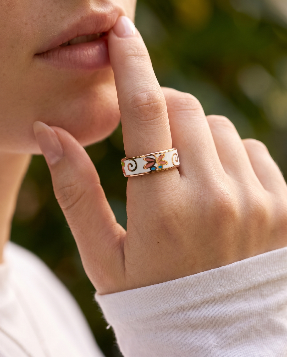 Halo Ring 4 smart ring, lifestyle photo 1 - Flora